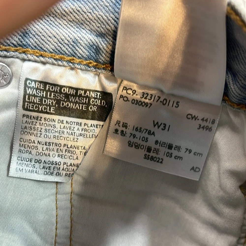 Levi’s Light Wash 501 Embroidered Cut Off Jean Shorts Size 31